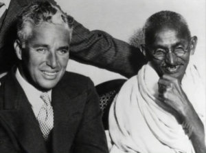 Charles Chaplin mit Mahatma Gandhi